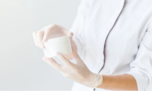 麻酔クリームの塗布（必要に応じて）