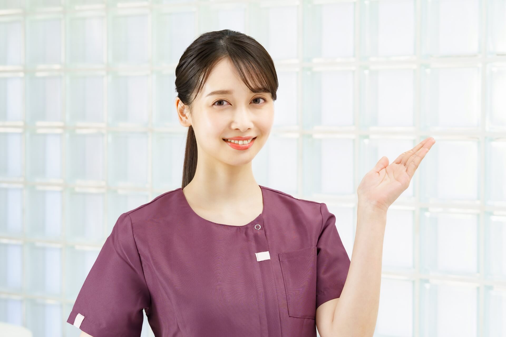 案内をする女性スタッフ