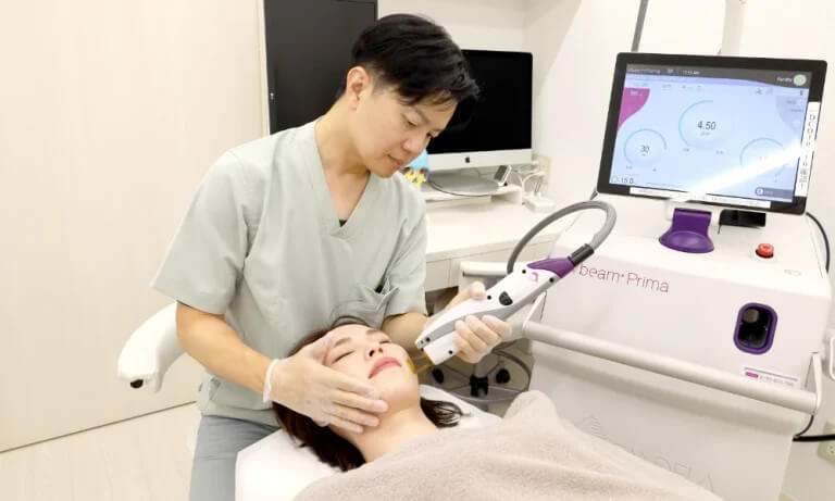 最新技術で肌の治療を行う医師